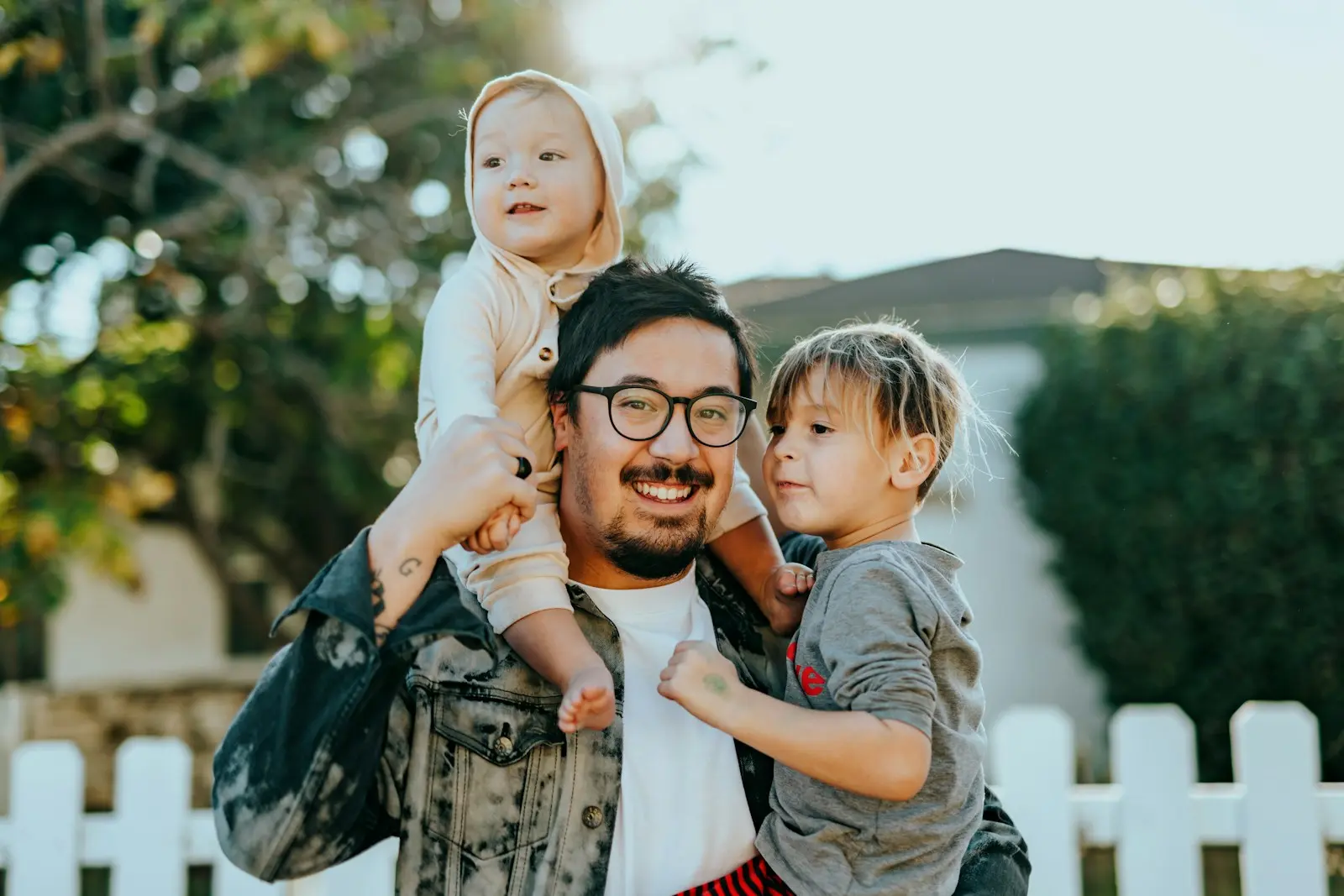 Padre compartiendo tiempo con sus hijos pequeños